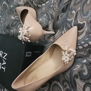 Naturalizer Anna Pumps with clip on embellishments size 8.5 Wide